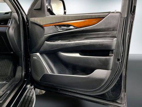 Used 2018 Cadillac Escalade Luxury image 28