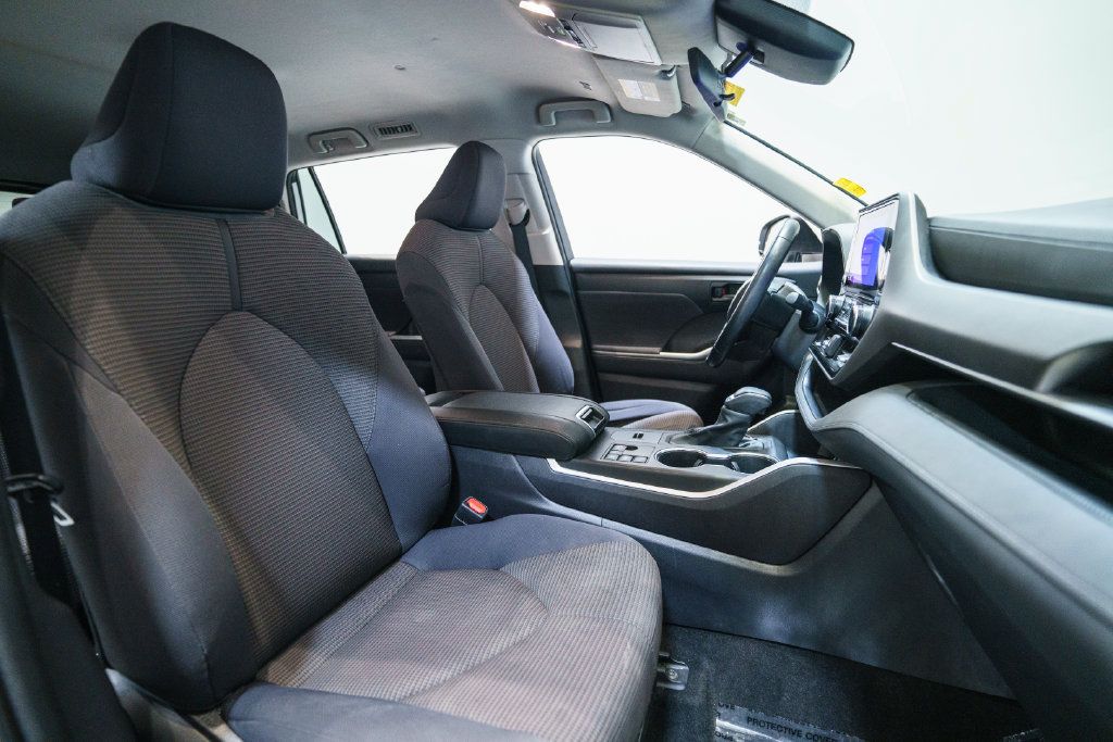 Used 2023 Toyota Highlander LE FWD image 11
