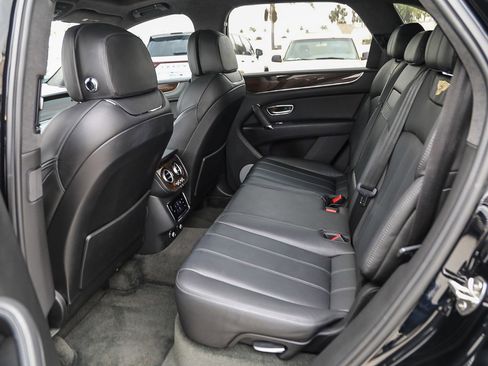 Used 2019 Bentley Bentayga image 18