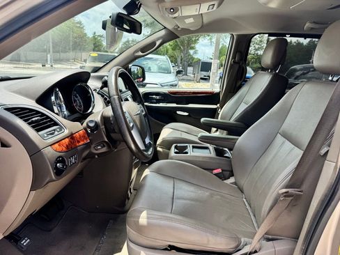 Used 2012 Chrysler Town & Country Touring-L w/ Entertainment Group #2 FWD image 8