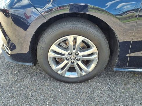Used 2023 Toyota Sienna Platinum image 9