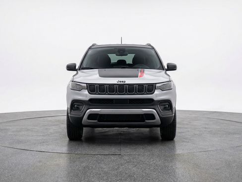 Used 2025 Jeep Compass Trailhawk AWD/4WD image 2