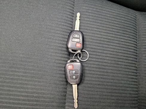 Used 2018 Toyota RAV4 LE image 32