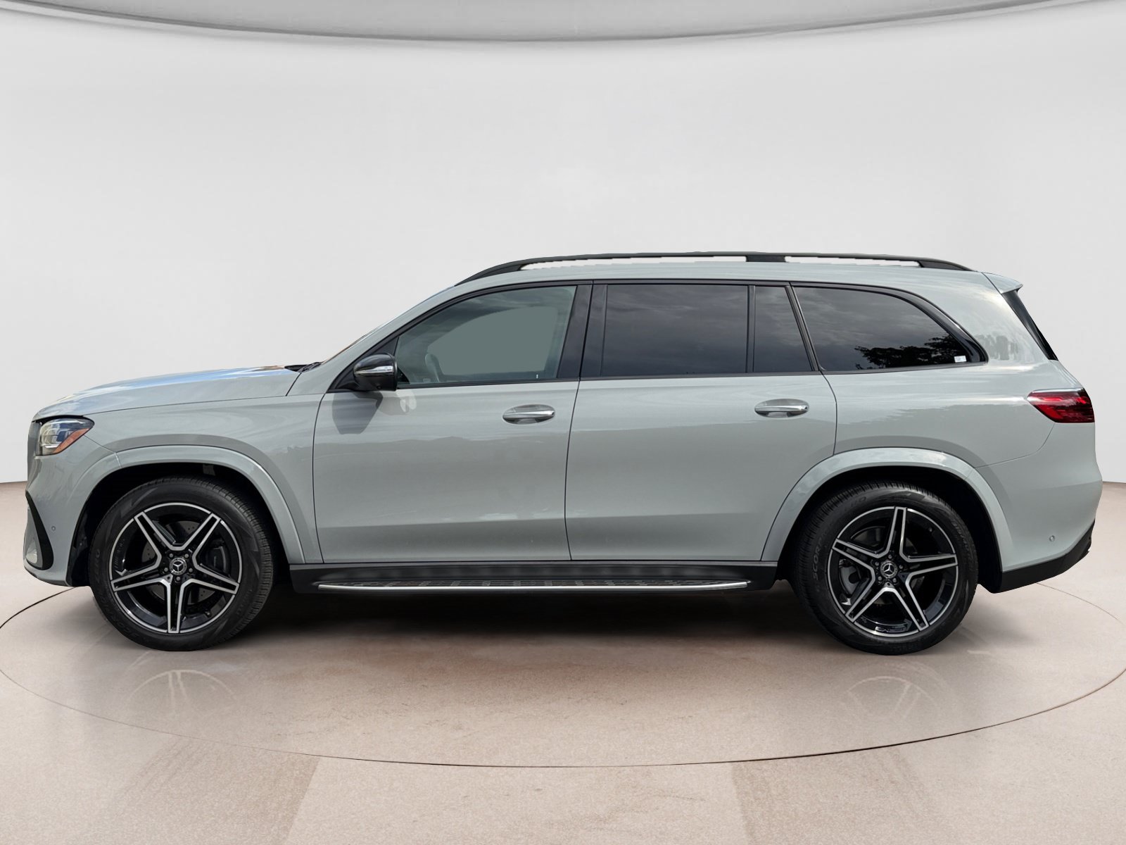 Used 2024 Mercedes-Benz GLS 450 4MATIC image 2