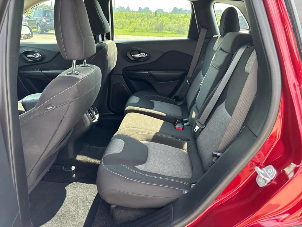 Used 2016 Jeep Cherokee Sport FWD image 20