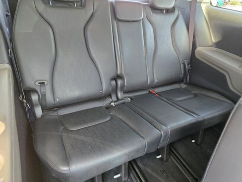 Certified 2025 Kia Carnival LXS FWD image 15