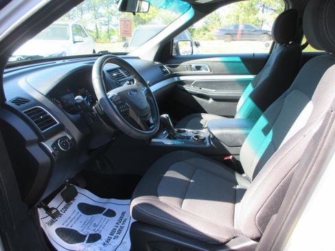 Used 2017 Ford Explorer XLT image 10