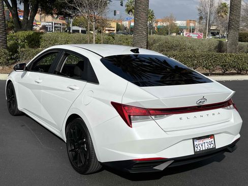 Used 2022 Hyundai Elantra SEL w/ Convenience + Premium Package image 2