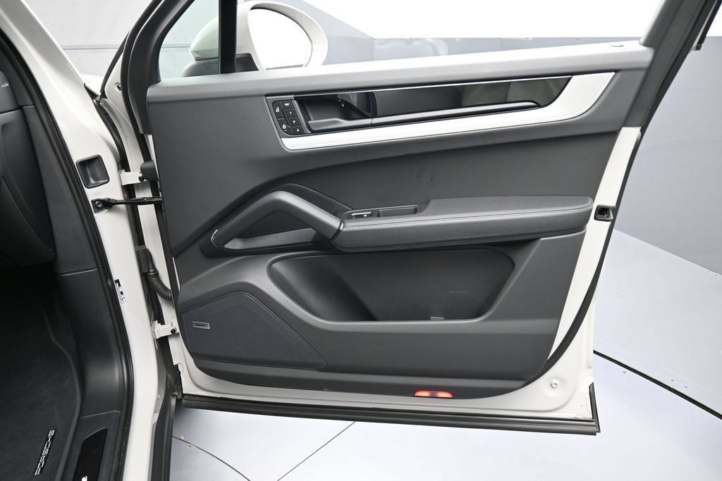 Certified 2026 Porsche Cayenne E-Hybrid AWD/4WD image 29