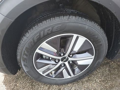 Used 2022 Kia Niro EX image 11