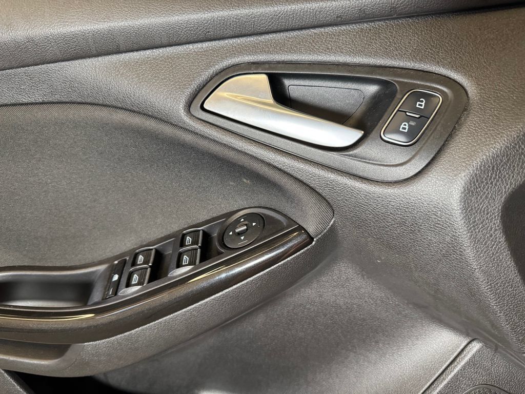 Used 2018 Ford Focus Titanium w/ Titanium Technology Package FWD image 19