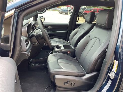 New 2025 Chrysler Pacifica Select image 8