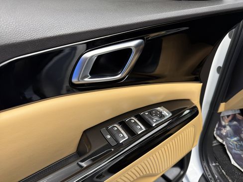 Used 2024 Kia Carnival EX image 11