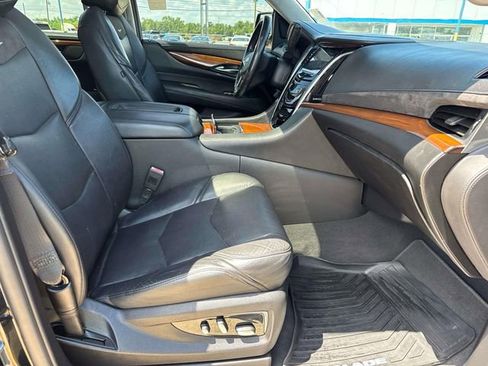 Used 2020 Cadillac Escalade Luxury RWD image 29