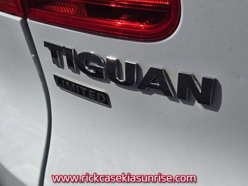 Used 2017 Volkswagen Tiguan Limited w/ Premium Package image 10