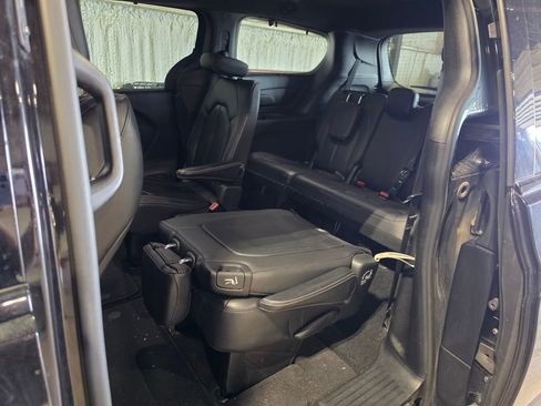 Used 2020 Chrysler Pacifica Touring-L w/ S Appearance Package image 7