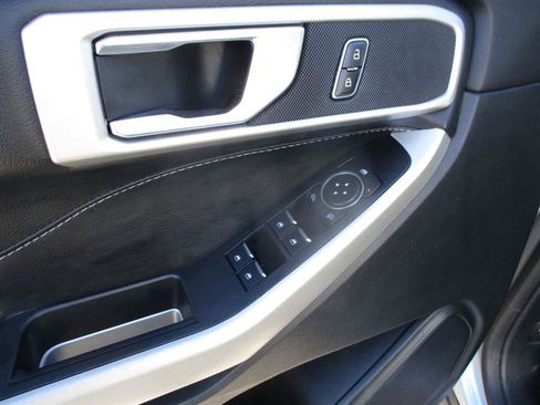 Used 2020 Ford Explorer XLT image 8