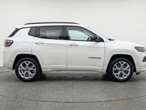 Used 2025 Jeep Compass Latitude image 11