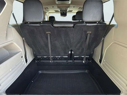 Used 2015 Chrysler Town & Country Touring-L w/ Driver Convenience Group FWD image 9
