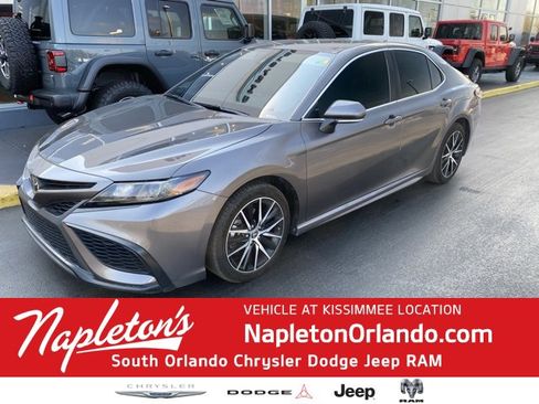 Used 2023 Toyota Camry SE image 1