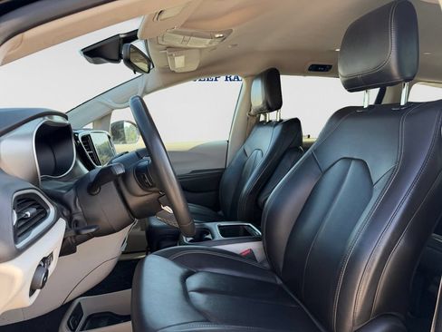 Used 2024 Chrysler Pacifica Touring-L FWD image 20