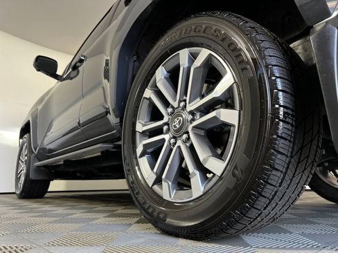 Used 2025 Toyota 4Runner Limited AWD/4WD image 29
