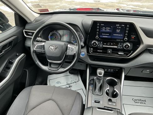 Used 2022 Toyota Highlander LE AWD/4WD image 7