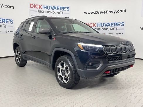 Used 2022 Jeep Compass Trailhawk w/ Trailhawk Elite Group AWD/4WD image 3