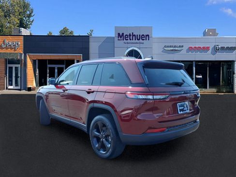 Used 2023 Jeep Grand Cherokee Altitude AWD/4WD image 5