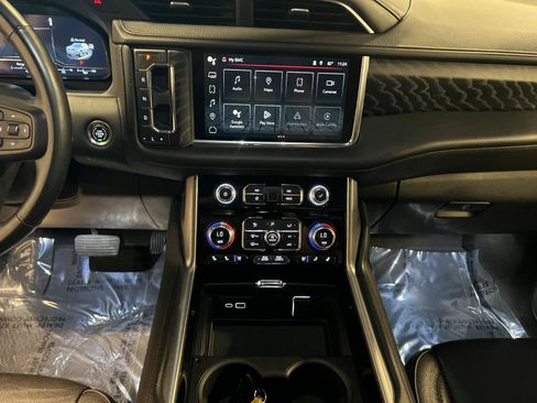 Used 2023 GMC Yukon XL Denali AWD/4WD image 16