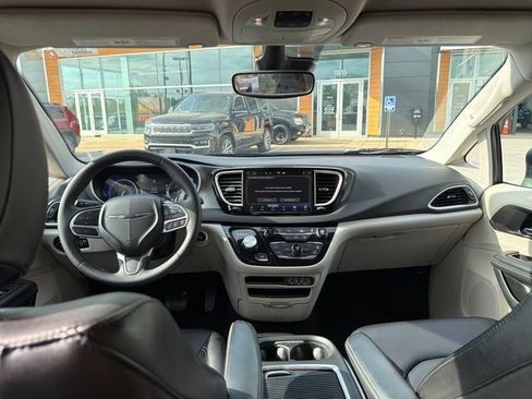 Used 2023 Chrysler Pacifica Touring-L FWD image 20