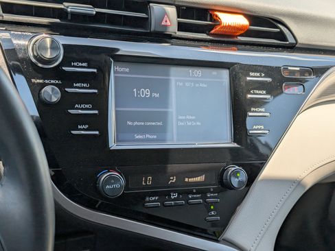 Used 2019 Toyota Camry SE FWD image 19