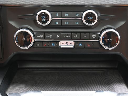 Used 2024 Ford F450 Platinum w/ FX4 Off-Road Package image 40