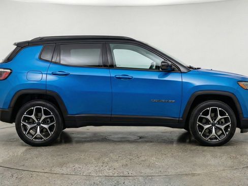 Used 2025 Jeep Compass Limited image 11
