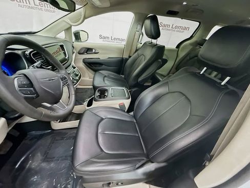 Used 2024 Chrysler Pacifica Touring-L image 19