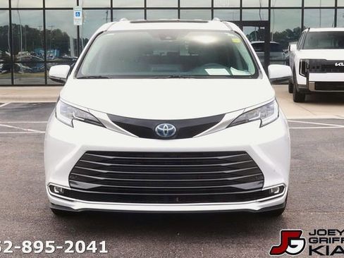 Used 2022 Toyota Sienna Limited FWD image 2