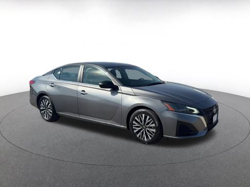 Used 2024 Nissan Altima 2.5 SV image 2