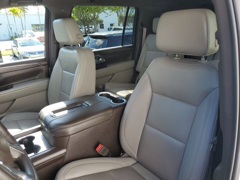 Used 2023 Chevrolet Suburban LT RWD image 21