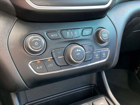 Used 2020 Jeep Cherokee Latitude Plus FWD image 32