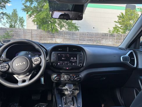 Used 2025 Kia Soul LX w/ LX Technology Package FWD image 32