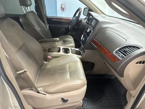 Used 2015 Chrysler Town & Country Limited Platinum FWD image 31