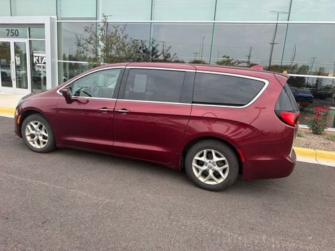 Used 2018 Chrysler Pacifica Touring Plus w/ Tire & Wheel Group FWD image 23