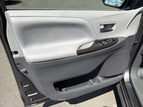 Used 2015 Toyota Sienna XLE Premium FWD image 10