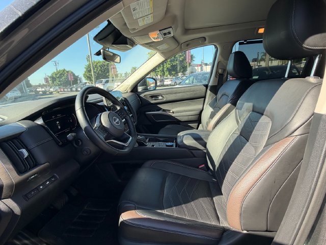 Used 2024 Nissan Pathfinder Platinum AWD/4WD image 31