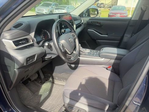 Used 2022 Toyota Highlander LE AWD/4WD image 4