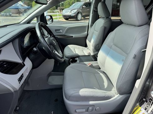 Used 2017 Toyota Sienna FWD image 9