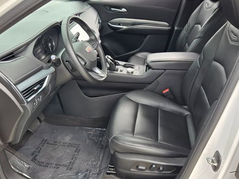 Used 2022 Cadillac XT4 Premium Luxury w/ Enhanced Visibility Package FWD image 10