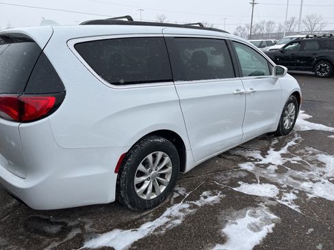 Used 2018 Chrysler Pacifica Touring Plus image 14
