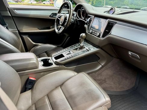Used 2018 Porsche Macan Turbo AWD/4WD image 13