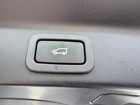 Used 2017 Jaguar F-PACE Prestige image 32